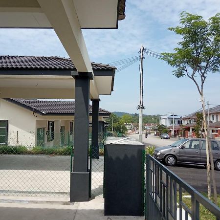 Ammaira Homestay@Alor GajahSimpang Empat  エクステリア 写真